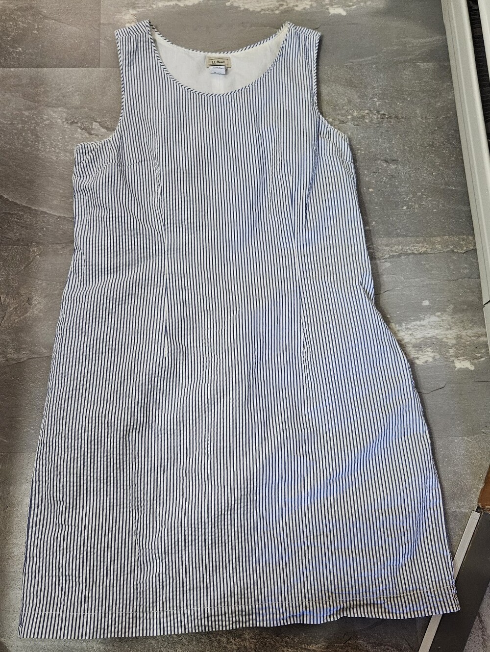 L.L. Bean Pinstripe Sleeveless Shift Dress. Seersucker Striped Blue & White. 10.